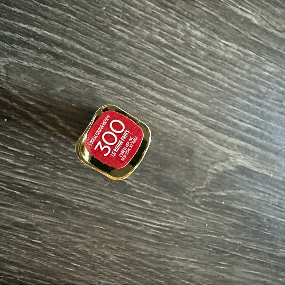 L'Oreal colour riche lipstick 300 le rouge paris